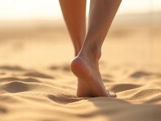 모래 위 맨발 걷기 명상